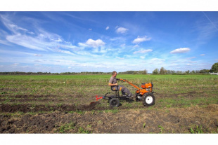 Мотоблок Кентавр 2090Б (+ почвофреза, плуг, сцепка, картофелевыкапыватель, 2 ступицы)