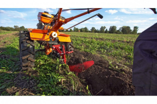 Мотоблок Кентавр 2090Б (+ почвофреза, плуг, сцепка, картофелевыкапыватель, 2 ступицы)